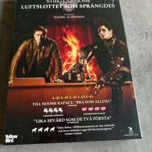 Luftslottet som sprängdes - Säljer dvd 'Luftslottet som sprängdes' av Stieg Larsson. Det är den tredje delen i Millennium-serien och en spännande thriller med Lisbeth Salander i huvudrollen. Perfekt för dig som gillar svenska deckare och kriminalromaner. Inplastad 