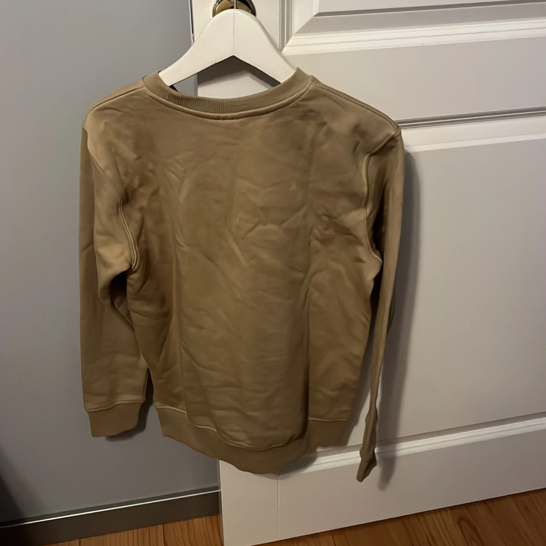 Beige sweatshirt med rund hals - 1