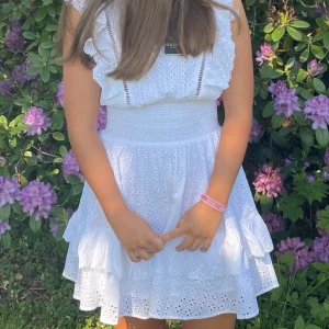 Studentklänning  - Studentklänning, fit vin klänning från guess. Klänningen är i bra skick och står att den är i storlek 40 men snarare 38! Skriv om du har några frågor! Nypris ca.2000kr