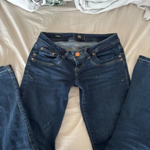 LTB jeans!! - Säljer mina jättesnygga mörkblåa jeans från ltb!! Storlek 26x30 och passar mig bra i längden som är 160 ungefär. Byxorna är uppsprättade där nere som man ser på bilden men inget man tänker på eller som är fult🥰🥰