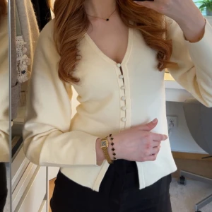 Gina Tricot Shaped Cardigan  - Säljer denna populära cardigan med djup v-ringning och dekorativa knappar framtill då storleken inte passar mig. HELT SLUTSÅLD på hemsidan!