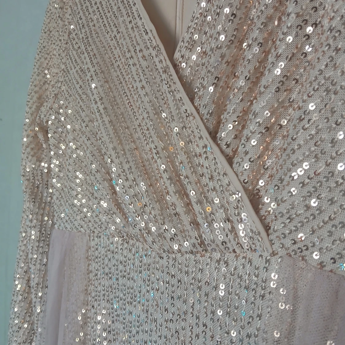 Champagnefärgad långklänning med paljetter - 1