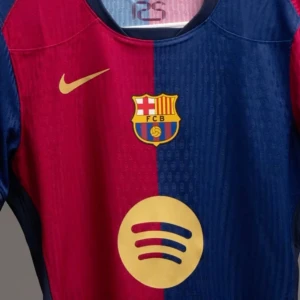 FC Barcelona hemmatröja 2023/24 - Alla storlekar finns Säljer en FC Barcelona fotbollströja i klassiska rödblå färger med gul Nike-logga och Spotify som sponsor. Tröjan har klubbmärket på bröstet och är kortärmad. Perfekt för dig som älskar Barca!