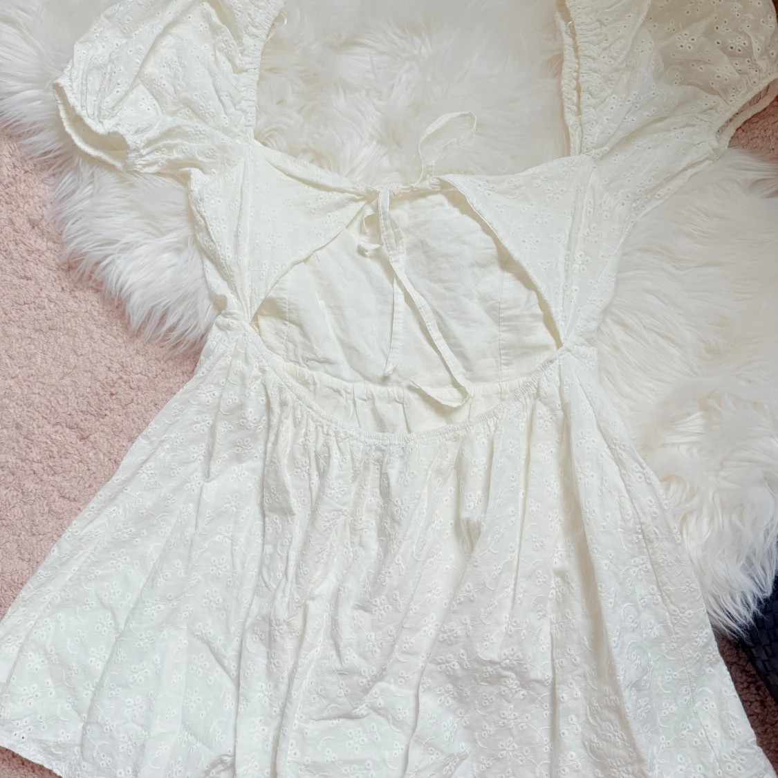 Vit klänning med puffärmar och broderade detaljer - 2