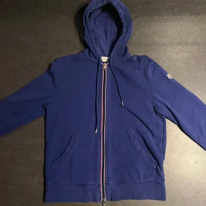 Moncler zip hoodie - Moncler zip hoodie blå, den är i bra skick, storlek L.
