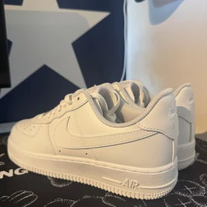 Vita Airforce 1 - Vita af1 som bara är testade en gång inomhus. Säljer då de va alldeles för stora för mig. Ingen låda, men skickas säkert.