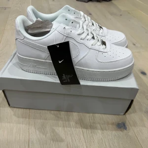  Nike Air Force 1  - …..