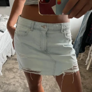 Ljusblå jeanskjol med slitningar - Söt och cool jeans kjol från hm! Storlek M och sååå snygg nu till sommaren, hör av dig vid frågor