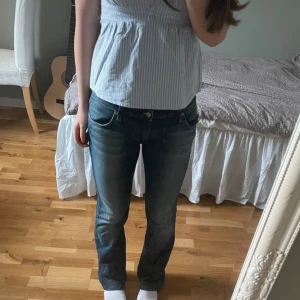 Lågmidjade jeans - Lågmidjade jeans som är köpta på Sellpy,  storlek 28.