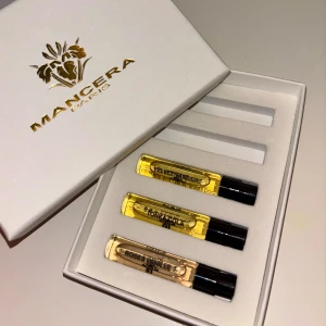 Mancera parfymprov-set - Exklusivt set med tre parfymprover från Mancera i elegant vit ask med gulddetaljer. Innehåller dofterna Velvet Vanilla, Tonka Cola och Roses Vanille. Testas med ett sprut enbart på varje! 