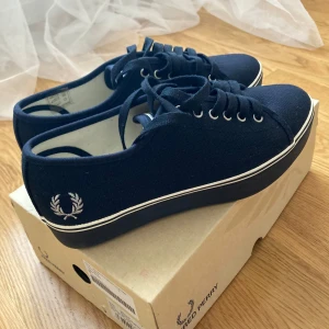 Marinblå sneakers från Fred Perry - Använt en gång, passar inte mig. Storlek 26 cm.