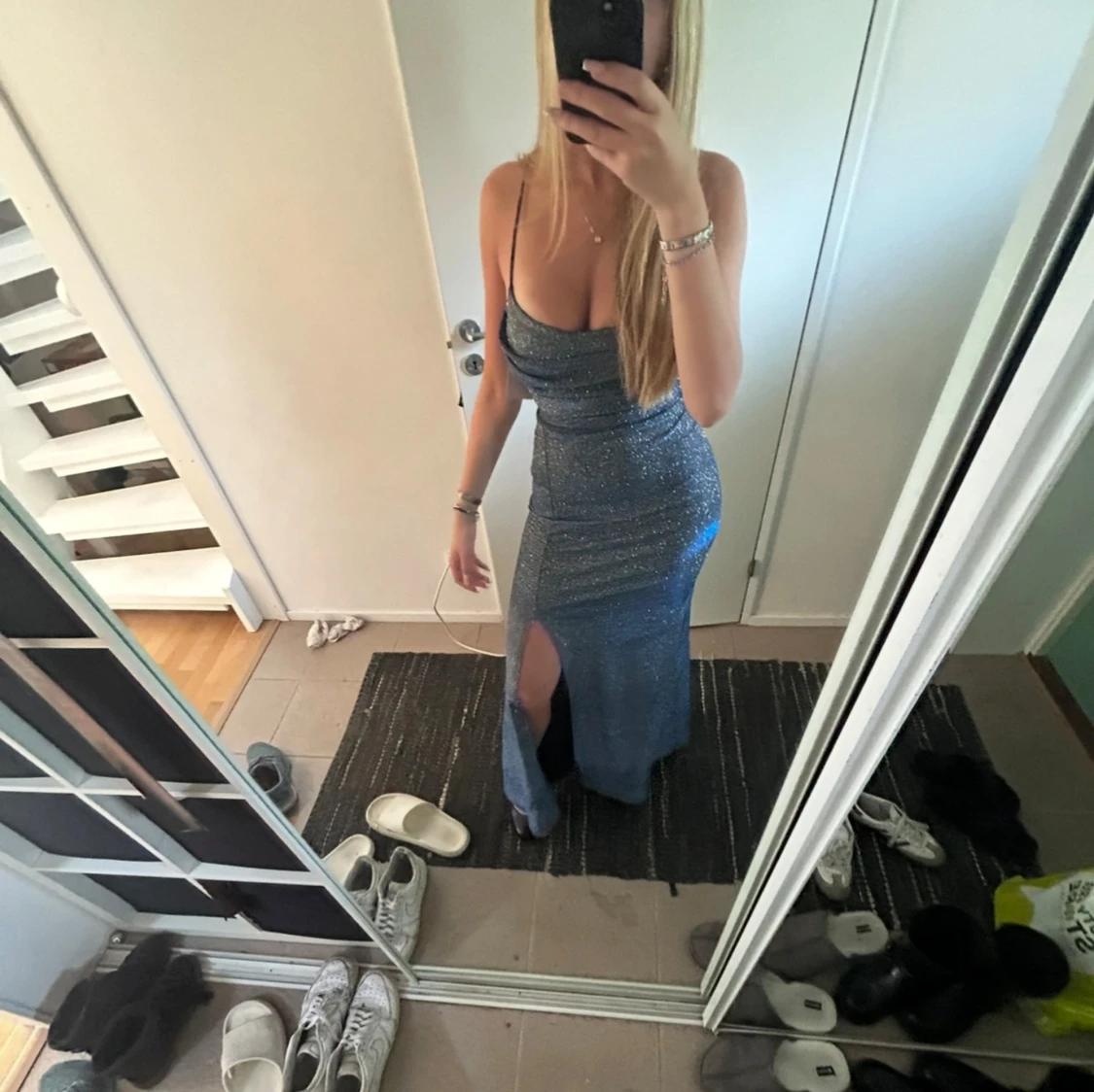 Glittrig blåskiftande långklänning - 2