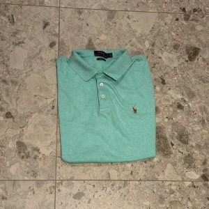 Turkos pikétröja från Polo Ralph Lauren - Säljer en fräsch turkos pikétröja från Polo Ralph Lauren. Perfekt val till sommaren. Nypriset är 1600kr så ett väldigt bra pris.