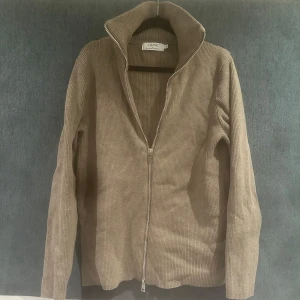 Ljung Tröja - Säljer en Full Zip tröja från Ljung i nyskick. Knappast använd och köpt för ca 2000kr. Skriv vid minsta lilla intresset!
