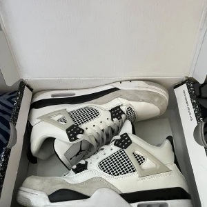 Jordan 4 military black - Säljer ett par Jordan 4 military black storlek 43. Använda ungefär 3 gånger