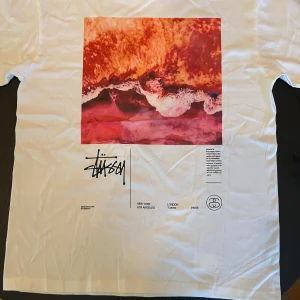 Vit stussy t-shirt men tryck - Storlek M. Stort tryck på ryggen. Stussy och perfekt för sommaren