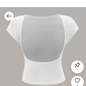 Vit topp med öppen rygg - Säljer en vit topp med korta ärmar och en snygg öppen rygg. Perfekt för dig som vill ha en enkel men ändå trendig look. Toppen har en figurnära passform och är tillverkad i ett mjukt material.