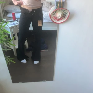 Svarta bootcut jeansbyxor - Säljer ett par svarta bootcut jeansbyxor med låg midja. Klassisk femficksmodell och stängs med dragkedja och knapp. Perfekta för dig som gillar en retro vibe och vill ha ett par byxor som sticker ut lite extra. Från monday, helt nya men köpte utav Sellpy. W25 midjemått 70cm 💞