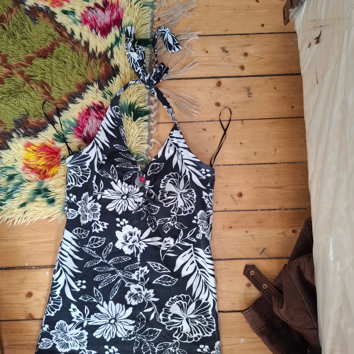 Svartvit blommig halterneckklänning - 2