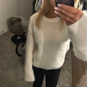 Vit fluffig stickad tröja från H&M Edition - Supermjuk och fluffig vit stickad tröja från H&M Edition. Klassisk rund halsringning och långa ärmar. Perfekt för sommarkvällar och enkel att matcha med jeans eller kjol. Passar bäst för folk som bär XS/S men kan även funka för M🩷ALDRIG ANVÄNT 