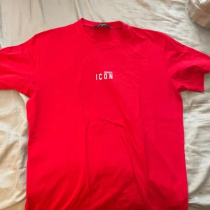 Röd t-shirt från DSQUARED2 - Säljer en röd t-shirt från DSQUARED2 med trycket 'ICON' på bröstet. Helt ny köpt för 4000