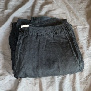 Svarta linne byxor från H&M  - Svarta linne byxor från HM perfekt till sommaren. Dem är i bra skick och knappt använda