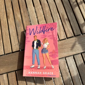 Wildfire - Säljer denna populära Booktok bok! Boken är en del av ”Maple Hills” serien skriven av Hannah Grace (fristående). Den är i nyskick och köpt för 150 kr. Boken är på engelska. Kom gärna med prisförslag! 