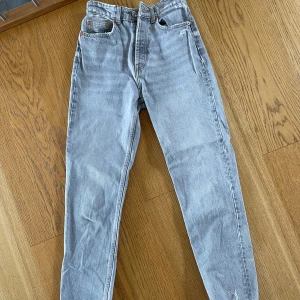 Zara jeans  - Gråa zara jeans, knappt använda 