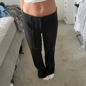 Svarta kostymbyxor från Madlady - Säljer ett par svarta lågmidjade kostymbyxor från Madlady i storlek EU36. Dessa är lite stora för mig, men passar jättefint när det väl är rätt storlek. Byxorna är lite noppriga på de övre sidorna.