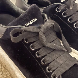 Svarta sneakers från Alexander McQueen - Säljer dessa Alexander McQueen skor. Storlek 37. Lite skadade i hälen som ni ser på sista bilden men inget som påverkar utseendet eller känslan 