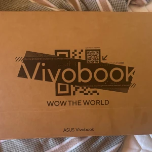 ASUS Vivobook X1504ZA-BQ380W laptop - Säljer en ASUS Vivobook X1504ZA-BQ380W laptop. Kommer i originalkartong med märkning och etiketter. Laptopen har en stilren blå design och är perfekt för studier eller arbete. Modellnumret och serienummer finns på etiketten. Snygg och modern look.