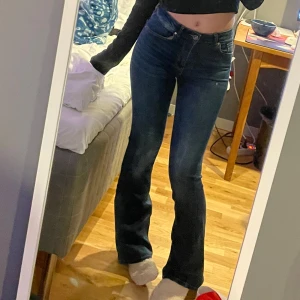 Bootcut jeans - Bootcut jeans med hög midja från BikBok. De är stretchiga och ganska tunna. Innerfickorna är noppriga men inget som syns när man har på sig. Jag är 166 cm. Katt i hemmet💕 