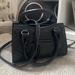 crossbag ginatricot - Snygg svart handväska från gina!! säljer för den kommer inte till andvändning, köptes för 399! knappt använd bra skick.