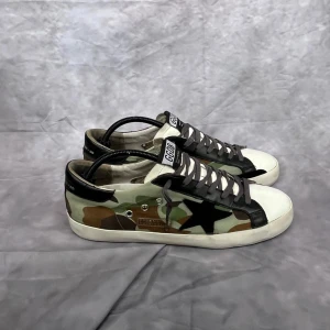 Camouflage sneakers från Golden Goose - Hej! Säljer nu dessa riktigt eftertraktade golden goose skorna. Skicket på skorna är 7/10 i princip nya med lite slitningar, precis fixade hos golden goose själva för 3000kr. Vid frågor är det bara att höra av sig😊
