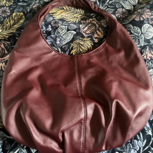 Axelväska🩷 - Supersnygg trendig vinröd väska! Köpt på Bikbok och väldigt rymlig. Den ser lite plastig ut på bilden men är i konstläder och är superfin! I bra skick med en liten skråma på ena sidan(se bild) 