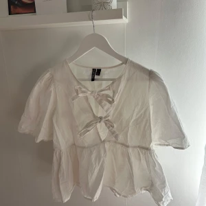 Vit blus med knyt från PIECES - Säljer en söt vit blus med knyt fram från PIECES i storlek XS. 