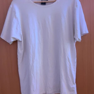 Vit t-shirt från Cool Blue Company - En klassisk vit t-shirt från Cool Blue Company. Modellen har rund halsringning och korta ärmar. Perfekt basplagg som passar till det mesta och är tillverkad i mjuk bomull för en skön känsla.