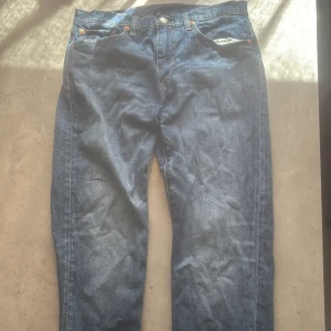 Blå levis jeans med slim fit - Säljer dom jeansen på grund av att jag växt ur dom. Mycket bra skick. Pris går att diskutera vid snabb affär.
