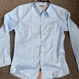 Burberry Skjorta - Använd fåtal gånger och bara legat hemma, därav säljer jag den ju. 
