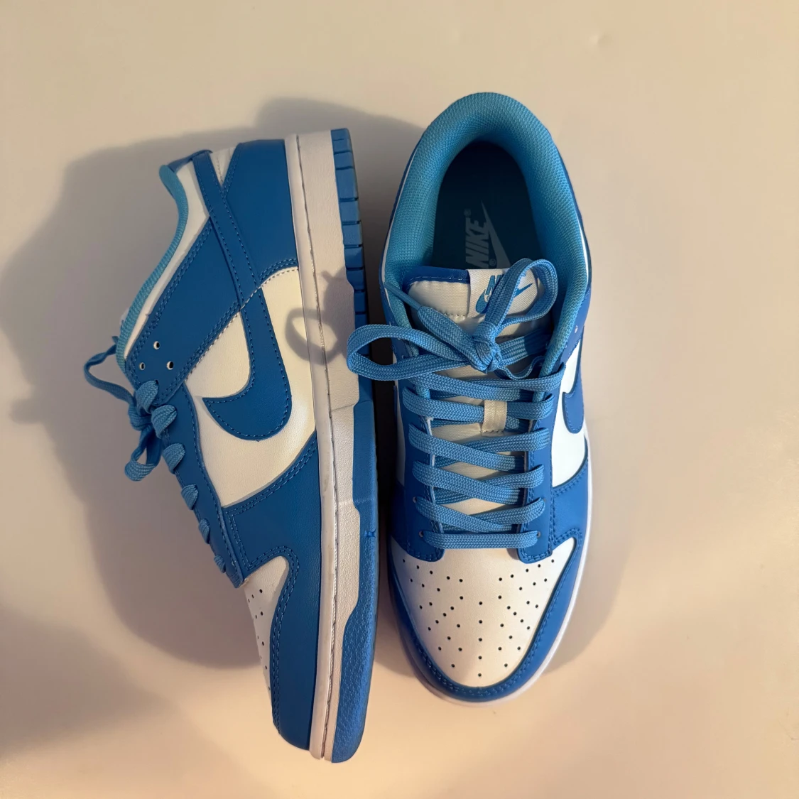 Nike Dunk Low blå och vita sneakers - 1