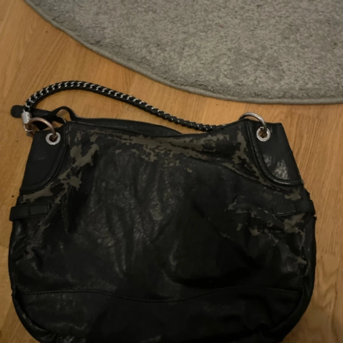 Svart axelväska från Guess med kedjedetalj - 1