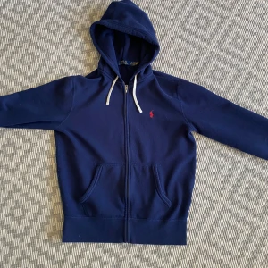 Marinblå hoodie från Polo Ralph Lauren - Säljer en ralph lauren tröjja. Använd ett tag men i bra skick. Storlek S/170
