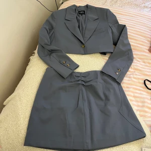 Kostym set - Storlek: M i överdelen & L i underdelen  Märke: Zara Skick: Endast använd en gång, bra skick Vid köp av mer än en grej får du paketpris eller köp 3 betala för 2 💖🤝🏽