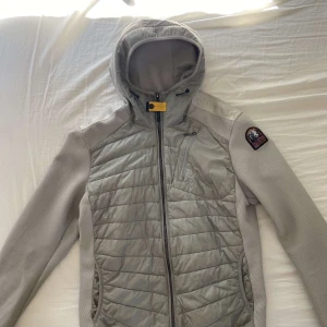 Parajumper Nolan cardigan  - En skön och snygg cardigan, Jackan är i bra skick 7/10. Strlk M även lagad längst ner på ärmen men inget synligt som på bild. Priset är ej hugget i sten. 