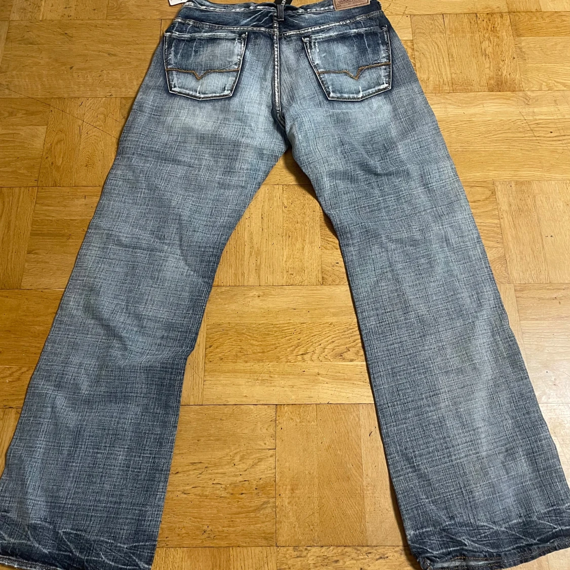 Blå bootcut jeans från Guess - 1