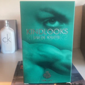 Kindlooks Eau de Toilette - Kindlooks Eau de Toilette med en unik flaska formad som en manlig torso i transparent turkost glas. Parfymen har en fräsch och modern känsla, perfekt för dig som vill sticka ut med en stilren och maskulin doft.