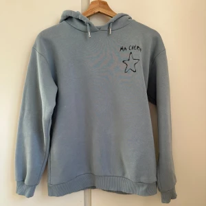 Fin hoodie från Gina!🩵 - Så fin hoodie från Gina Young!💓Använd några få gånger så i superfint skick och fortfarande mysig inuti🩵