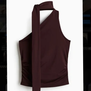 Vinröd off shoulder topp HM - (Helt ny, prislapp kvar!) Jättefin vinröd off shoulder topp från hm, helt slutsåld 💕knytning i halsen som går att justera som man själv vill ha det. Säljer då jag råkade köpa 2 