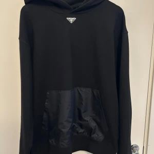 Prada hoodie L - Svart Prada hoodie. Används max 8 gånger går att mötas upp i Stockholm . kom med prisförslag