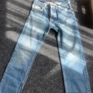 Nudie jeans - Nudie jeans i storlek 28/32 i modellen sleepy Sixten. Gått sönder lite lätt som man ser på bild 3/4. När man har på sig byxorna så det inte att dom är sönder där fram. Där bak kan man behöva sy ihop. Annars är dom i ett väldigt bra skick 